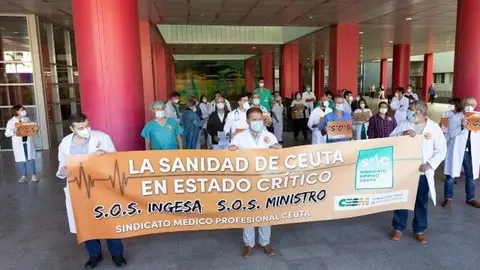 Concentraci&oacute;n de los m&eacute;dicos ante el hospital/ Archivo
