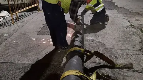 Trabajadores de ACEMSA reparando una aver&iacute;a / Archivo