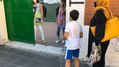 Alumno a las puertas del colegio / Archivo