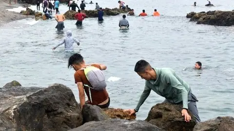 Miles de personas cruzaron la frontera en la entrada masiva de hace dos a&ntilde;os/ Archivo