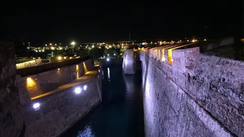 Noche en las Murallas Reales / Archivo