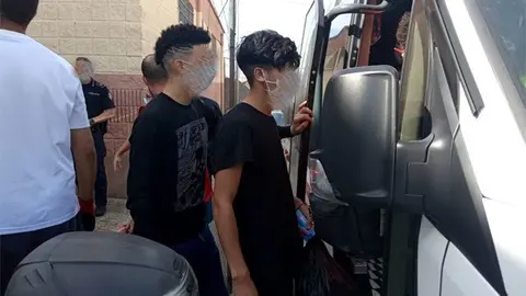 Grupo de menores subiendo a un autocar en Santa Amelia / Archivo