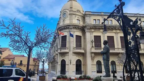 Palacio Auton&oacute;mico bajo las nubes / Archivo