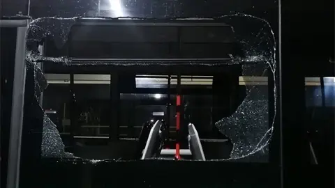 Un autobus apedreado, en una ocasi&oacute;n anterior/ Archvio