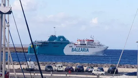 Un buque de Balearia saliendo del puerto de Ceuta/ Archivo