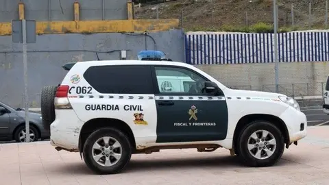 Veh&iacute;culo de la Guardia Civil en las inmediaciones de la frontera / Archivo