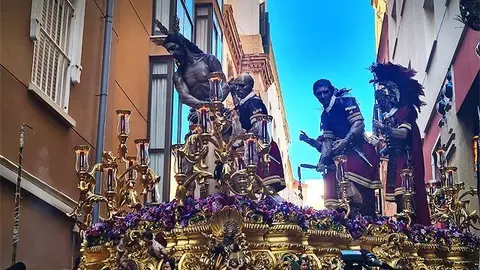 Salida de La Flagelaci&oacute;n desde su Oratorio en la calle Teniente Pacheco / Archivo
