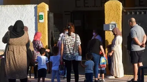 Alumnos esperando para entrar en su centro escolar / Archivo
