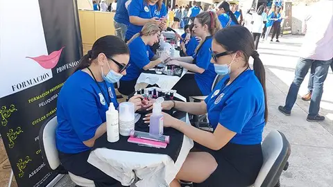 Alumnas de Formaci&oacute;n Profesional en la &uacute;ltima feria de la material / Archivo