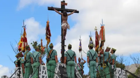 Homenaje a los ca&iacute;dos ante el Cristo de la Buena Muerte / Archivo