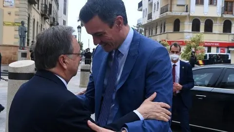 El presidente de la Ciudad saluda al presidente del Gobierno durante una de sus visitas a Ceuta / Archivo