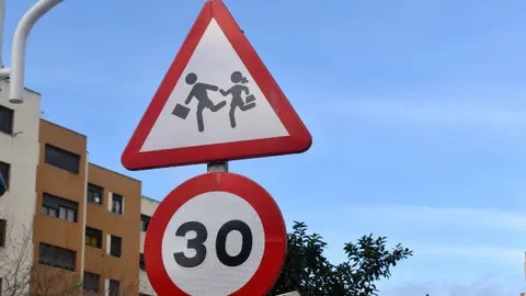 L&iacute;mite de velocidaden zonas urbanas  a 30 kil&oacute;metros por hora / Archivo