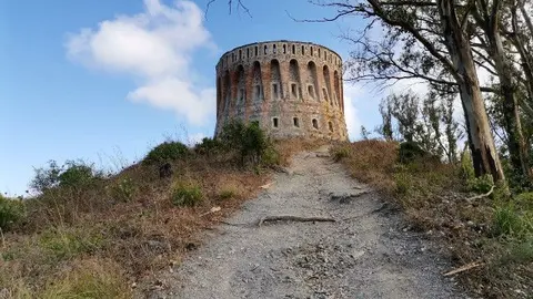 Cielo poco nuboso sobre uno de los fortines de la ciudad