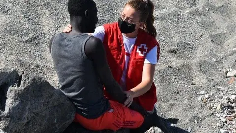 Abdou y la voluntaria Luna, tras la entrada masiva en Ceuta de 2021/ Archivo