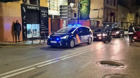 Un veh&iacute;culo de la Polic&iacute;a Nacional en la barriada de Had&uacute; / Archivo