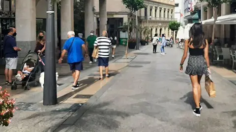 Transe&uacute;ntes por la calle/ Archivo