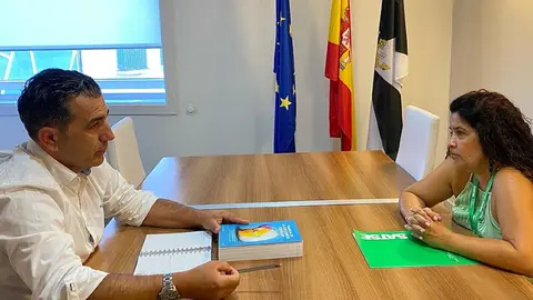 Carlos Rontom&eacute; y Elisabeth Mu&ntilde;oz durante su encuentro / SATSE