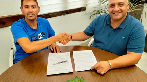 El consejero de Medio Ambiente y el representante de la Sociedad de Cazadores, Pescadores y Silvestristas / Ciudad Aut&oacute;noma de Ceuta