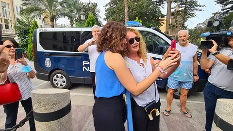 Isabel D&iacute;az Ayuso se hace un selfie con una de sus admiradoras / Laura Ortiz