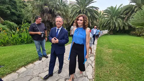 Juan Vivas e Isabel D&iacute;az Ayuso a su llegada del Parque Mar&iacute;timo del Mediterr&aacute;neo / Laura Ortiz