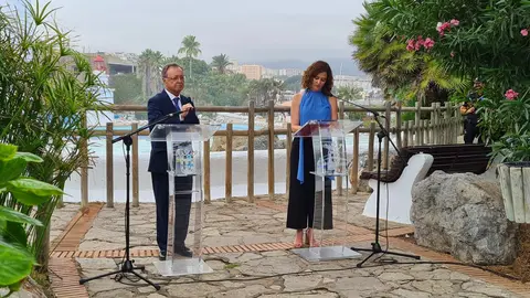 Juan Vivas e Isabel D&iacute;az Ayuso durante su comparecencia en el Parque Mar&iacute;timo del Mediterr&aacute;neo / Laura Ortiz