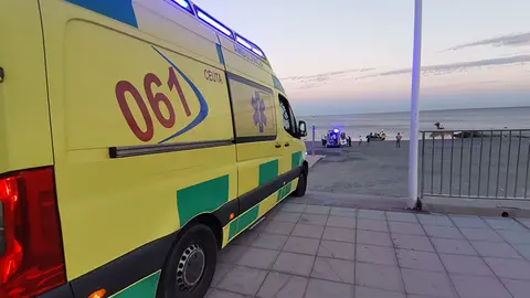 Ambulancia en la playa del Tarajal / Archivo