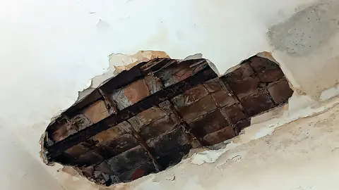 Techo desprendido en la cocina de Gonz&aacute;lez de la Vega / Cedida