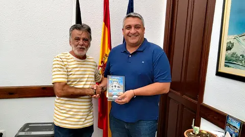 Entrega de la placa de agradecimiento de la Federaci&oacute;n de Petacan a Yamal Dris