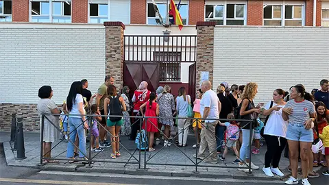 Padres esperando a las puertas del Lope de Vega / Daniel Hern&aacute;ndez