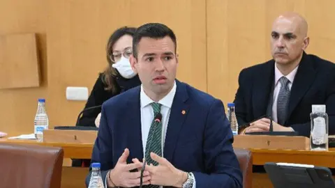 El portavoz de VOX, Carlos Verdejo, durante su intervenci&oacute;n en un Pleno/ Archivo