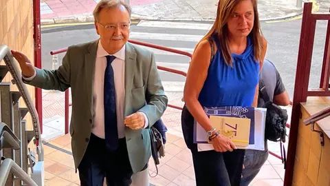 Mar&iacute;a Isabel Deu, junto al presidente de la Ciudad, a su llegada a los Juzgados para declarar/ Archivo