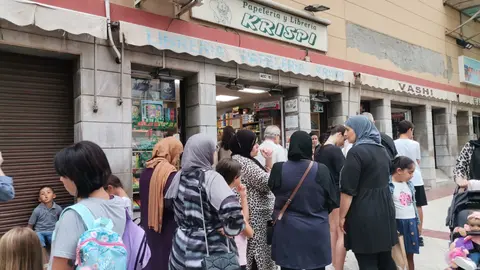 Una multitud de personas se agolpa ante la librer&iacute;a Krispy para compar los libros de texto / Mohamed Ettouileb