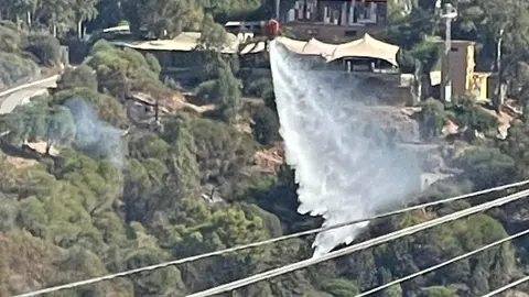 El helic&oacute;ptero act&uacute;a sobre una de las viviendas del pantano durante el incendio/ Archivo