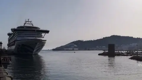 El crucero 'Shapire Princess', durante una escala en Ceuta / Archivo
