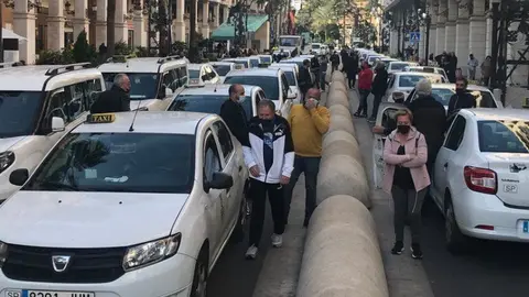 Concentraci&oacute;n de taxis en Gran Via / Archivo