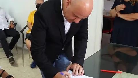 Juan Guti&eacute;rrez en la firma de la precandidatura en la sede del PSOE