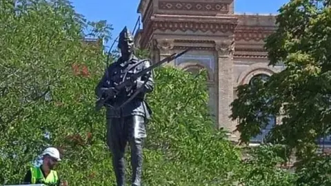 Momento en que se coloca la Estatua de la Legi&oacute;n en Madrid el pasado 20 de septiembre