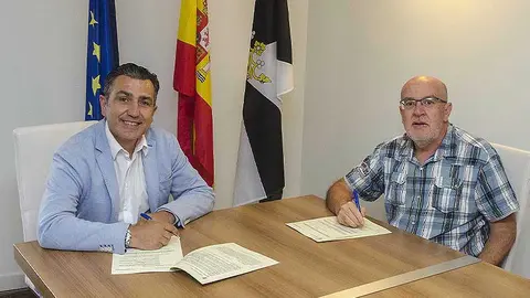 Firma del convenio con Intercultura
