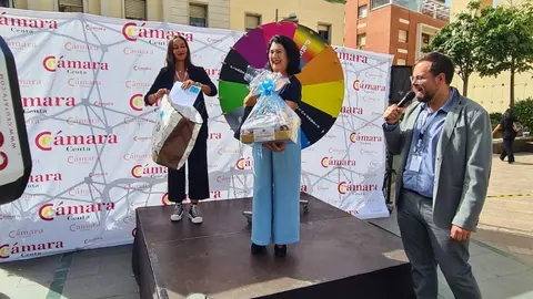 La primera Ruleta del Comercio ha repartido premios entre los ceut&iacute;es este martes / Laura Ortiz