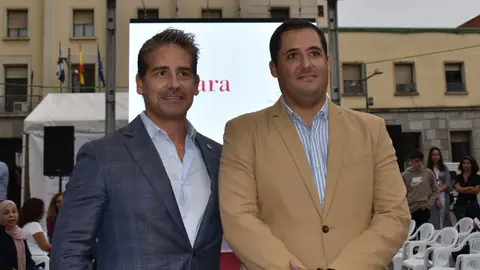 Karim Bulaix y Alejandro Ram&iacute;rez en la pasarela de moda de la Semana del Comercio / Rafa B&aacute;ez