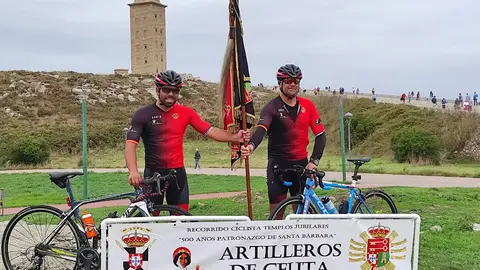 Dos de los miembros del equipo de RAMIX-30 y ULOG-23 ante la Torre de H&eacute;rcules / COMGECEU