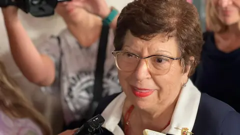Salvadora Mateos atiende a los medios antes de llegar al Juzgado / Dani Hern&aacute;ndez