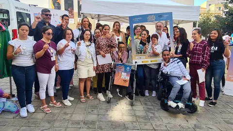La entrada de la plaza Nelson Mandela ha acogido el acto del D&iacute;a Mundial de la Par&aacute;lisis Cerebral / Laura Ortiz