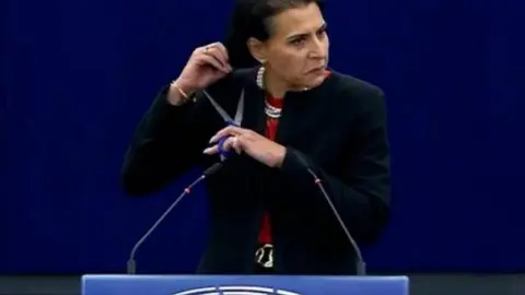 La eurodiputada sueca se corta el pelo en el Parlamento Europeo
