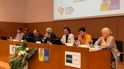 Mesa presidencial del acto