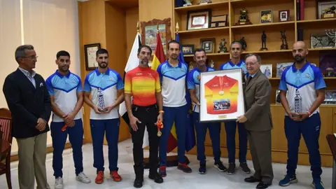 El presidente Vivas recibe a los Polic&iacute;as Locales campeones de Espa&ntilde;a de Mountain Bike en Galicia. Foto: Rafa B&aacute;ez