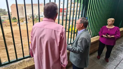 El presidente de la Ciudad, junto a los vecinos, observa la obra ahora parada / Laura Ortiz