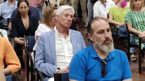 Carlos Pav&oacute;n (camisa blanca y americana azul) en el acto de presentaci&oacute;n del partido de Javier Guerrero / Archivo