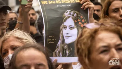 Imagen de la CNN sobre las protestas alrededor del mundo por el asesinato de Mahsa Amini