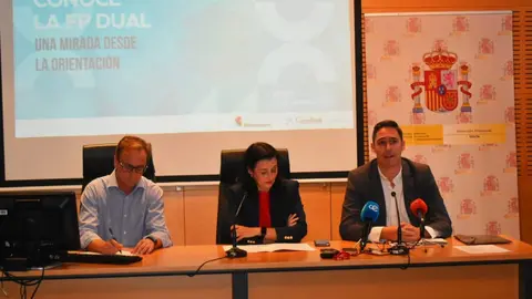 Mart&iacute;nez, Rodr&iacute;guez y Sim&oacute;n / Rafa B&aacute;ez